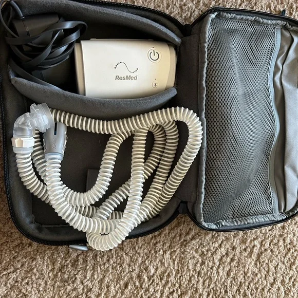 ResMed AirMini cpap with travel case, cord and hose - Picture 5 of 6